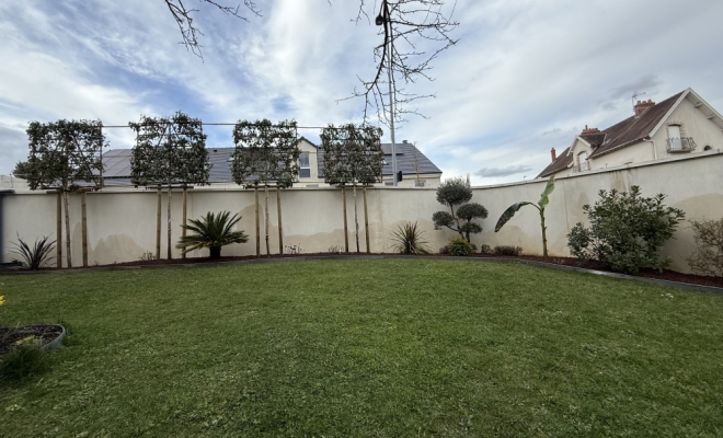 Entretien d'un massif et d'une pelouse, Dijon, L'Art des Jardins