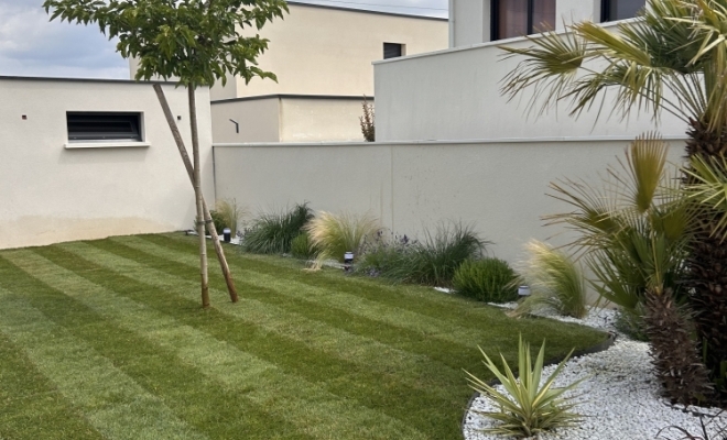 Entretien d'un massif et d'une pelouse, Dijon, L'Art des Jardins